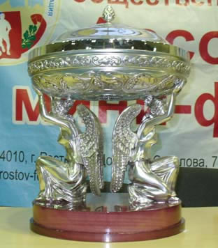 Посеребреный кубок «Ассоциация мини-футбола» будет вручен команде победительницеКубок изготовили в Москве по специальному заказу.