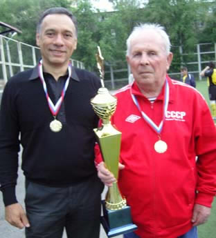 На фото: глава администрации Ленинского района Виктор Бережной и ветеран донского футбола Николай Мирошниченко.
