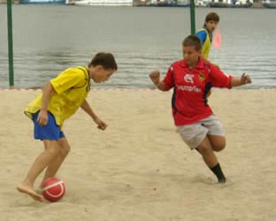 В Ростове впервые состоялся турнир по пляжному футболу среди юношей
