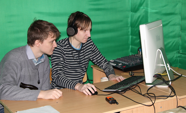 Подростки сидят за компьютером играют
